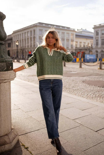 EMILIA™ | THE GREEN V-NECK PULLOVER